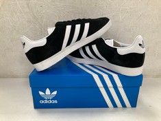 ADIDAS GAZELLE BLACK TRAINER SIZE 46 - LOCATION 14B.