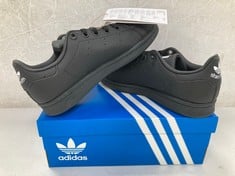 TRAINERS ADIDAS MODEL STAN SMITH J BLACK SIZE 35 1/2 - LOCATION 10B.