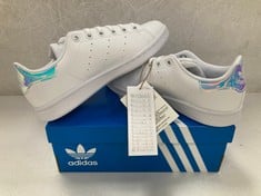 TRAINERS ADIDAD MODEL STAN SMITH J WHITE SIZE 36 2/3 - LOCATION 6B.