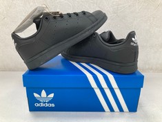 TRAINERS ADIDAS MODEL STAN SMITH J BLACK SIZE 35 1/2 - LOCATION 2B.