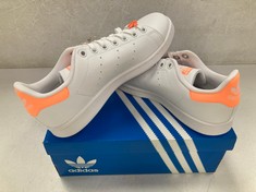 ADIDAS TRAINERS MODEL STAN SMITH J WHITE AND ORANGE SIZE 38 - LOCATION 2B.