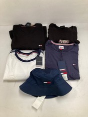 5 X TOMMY HILFIGER CLOTHING VARIOUS SIZES AND MODELS INCLUDING NAVY BLUE T-SHIRT SIZE S - LOCATION 50A.