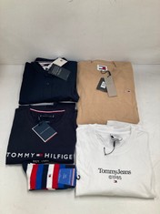 5 X TOMMY HILFIGER CLOTHING VARIOUS SIZES AND STYLES INCLUDING BEIGE JUMPER SIZE M - LOCATION 50A.