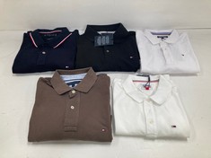 5 X TOMMY HILFIGER CLOTHING VARIOUS SIZES AND STYLES INCLUDING WHITE POLO SHIRT SIZE S - LOCATION 50A.