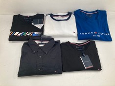 5 X TOMMY HILFIGER CLOTHING VARIOUS SIZES AND MODELS INCLUDING BLUE T-SHIRT SIZE XXXL - LOCATION 46A.