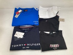 5 X TOMMY HILFIGER CLOTHING VARIOUS SIZES AND STYLES INCLUDING BLACK T-SHIRT SIZE L - LOCATION 46A.