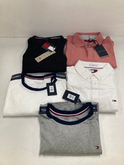 5 X TOMMY HILFIGER CLOTHING VARIOUS SIZES AND STYLES INCLUDING WHITE SHIRT SIZE L - LOCATION 46A.