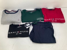 5 X TOMMY HILFIGER CLOTHING VARIOUS SIZES AND STYLES INCLUDING GREEN T-SHIRT SIZE S - LOCATION 42A.