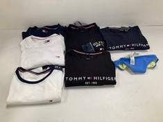 6 X TOMMY HILFIGER CLOTHING VARIOUS SIZES AND STYLES INCLUDING BLACK T-SHIRT SIZE L - LOCATION 42A.