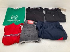 6 X TOMMY HILFIGER CLOTHING VARIOUS SIZES AND STYLES INCLUDING BLACK DRESS SIZE XL - LOCATION 42A.