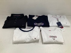 5 X TOMMY HILFIGER CLOTHING VARIOUS SIZES AND STYLES INCLUDING BLACK POLO SHIRT SIZE XL - LOCATION 42A.