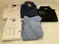 5 X TOMMY HILFIGER CLOTHING VARIOUS SIZES AND STYLES INCLUDING BLACK POLO SHIRT SIZE M - LOCATION 42A.