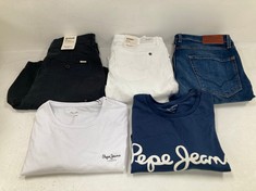 5 X PEPE JEANS GARMENTS VARIOUS SIZES AND MODELS INCLUDING WHITE T-SHIRT SIZE L - LOCATION 26A.