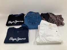 5 X PEPE JEANS GARMENTS VARIOUS SIZES AND MODELS INCLUDING WHITE TROUSERS SIZE 34 - LOCATION 26A.