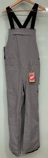 BURTON MENS SNOWDIAL 2L BIB PANTS IN SHARKSKIN GREY - UK L - RRP £260.00: LOCATION - FRONT BOOTH