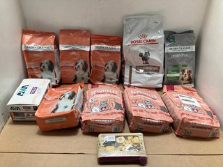 QTY OF ASSORTED PET FOOD ITEMS TO INCLUDE 3 X PACKS OF SCRUMBLES 2.5KG GUT FRIENDLY CHICKEN WITH SALMON CAT BISCUITS - BBE 5/25: LOCATION - J15