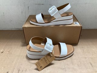 PAIR OF WOMENS EARTH ADDICT MANTA DOUBLE STRAP BUCKLE WEDGE SANDALS IN WHITE - UK 5: LOCATION - J17