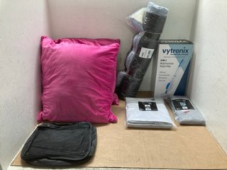 QTY OF ASSORTED HOUSEHOLD ITEMS TO INCLUDE 2 X VELVET PINK CUSHIONS: LOCATION - J18