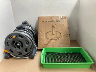 QTY OF OUTDOOR ITEMS TO INCLUDE HOZELOCK 25M HOSE PIPE REEL: LOCATION - I2