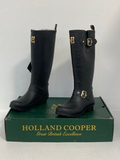 HOLLAND COOPER SHERPA LINED REGENCY WELLINGTON BOOTS IN BLACK - UK 7 - RRP £149.99: LOCATION - FRONT BOOTH