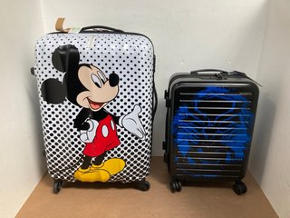 SAMSONITE CABIN SIZE HARD SHELL WHEELED SUITCASE IN BLACK TO ALSO INCLUDE AMERICAN TOURISTER MICKEY MOUSE LARGE HARD SHELL WHEELED SUITCASE IN WHITE/BLACK: LOCATION - I15