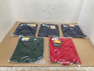 3 X REGATTA H/M RECYCLED POLO TOPS IN NAVY - UK XXL TO ALSO INCLUDE 2 X REGATTA PRO WICKING POLO TOP IN RED/GREEN - UK L/XXL: LOCATION - H13