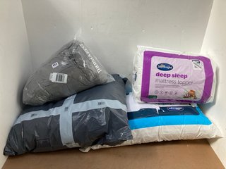 4 X ASSORTED BEDDING ITEMS TO INCLUDE SILENTNIGHT DEEP SLEEP SINGLE MATTRESS TOPPER: LOCATION - H6