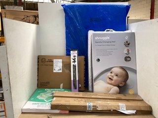 QTY OF ASSORTED BABY ITEMS TO INCLUDE DOOKY STROLLER PARASOL AND UMBRELLA AND BABY EINSTEIN 4 IN 1 KICKIN TUMES: LOCATION - E1