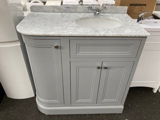 (COLLECTION ONLY) FLOOR STANDING 3 DOOR LH SINK UNIT IN PEARL GREY WITH A 900 X 505MM GREY MARBLE COUNTERTOP WITH BACKSPLASH *REPAIRABLE BACK SPLASH DAMAGE* WITH CERAMIC UNDERMOUNT BASIN COMPLETE WIT