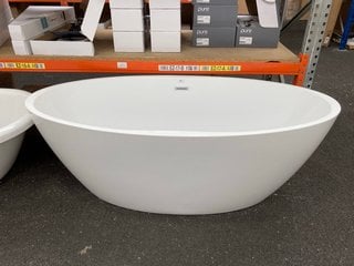 1700 X 780MM MODERN TWIN SKINNED DOUBLE ENDED FREESTANDING BATH WITH INTEGRAL CHROME SPRUNG WASTE & OVERFLOW - RRP £1469: LOCATION - B3