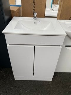 (COLLECTION ONLY) FLOOR STANDING 2 DOOR SINK UNIT IN WHITE WITH A 615 X 470MM 1TH CERAMIC BASIN COMPLETE WITH A MONO BASIN MIXER TAP & CHROME SPRUNG WASTE - RRP £735: LOCATION - A4