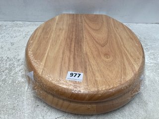 TRADITIONAL SOLID WOOD W/C SEAT - RRP £125: LOCATION - R3