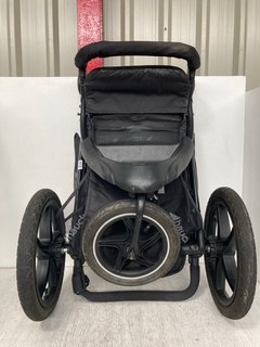 HAUK RUNNER 2 PUSHCHAIR IN BLACK: LOCATION - WH5