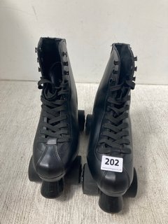 SOVEREIGN ROLLER BOOTS IN BLACK - UK SIZE 6: LOCATION - WH10