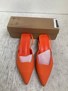 LADIES POINT TOE PYRAMID HEELED PUMPS IN ORANGE - UK SIZE 9: LOCATION - A14