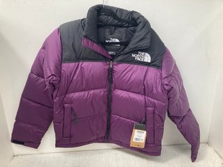 THE NORTH FACE RETRO NUPTSE JACKET IN BLACKCURRANT- SIZE UK M : RRP £315.00: LOCATION - A11