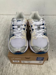 ASICS WOMENS GEL-NIMBUS 9 RUNNING TRAINERS IN WHITE & BLUE - UK SIZE 4.5: LOCATION - A3