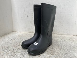 PORTWEST MENS WELLINGTONS IN BLACK - UK SIZE 11: LOCATION - B4