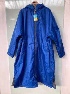 MOUNTAIN WAREHOUSE MENS TIDAL BORG LINED WATERPROOF SWIM CHANGING ROBE IN BLUE - UK SIZE X-SMALL - RRP £96: LOCATION - B9