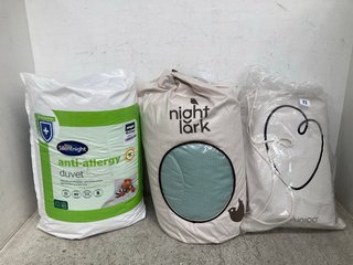 3 X ASSORTED BEDDING ITEMS TO INCLUDE NIGHTLARK 4.5 TOG SUPERKING SIZE SUMMER DUVET: LOCATION - WH2