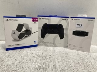 3 X ASSORTED PLAYSTATION 5 GAMING ITEMS TO INCLUDE PLAYSTATION DUAL SENSE WIRELESS CONTROLLER: LOCATION - B10