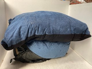 X-LARGE FLUFFY DOG BED IN BLUE: LOCATION - B11