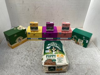 6 X MULTI-PACK PET FOOD ITEMS TO INCLUDE JAMES WELLBELOVED LAMB GRAVY DOG FOOD - BBE 31/08/2025: LOCATION - B13