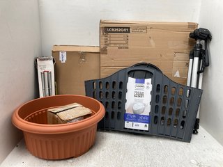 QTY OF ASSORTED HOUSEHOLD & OUTDOOR ITEMS TO INCLUDE LARGE PLANTER: LOCATION - C17