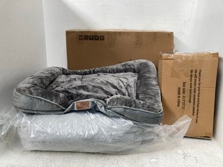 4 X ASSORTED PET ITEMS TO INCLUDE LARGE PET BED IN GREY: LOCATION - C16