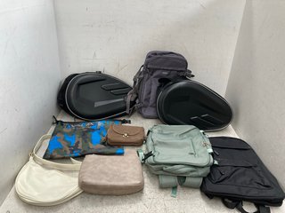 QTY OF ASSORTED MENS & WOMENS ACCESSORY BAGS TO INCLUDE FAUX LEATHER HANDBAG IN BEIGE: LOCATION - C14