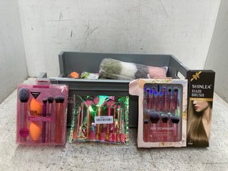 QTY OF ASSORTED BEAUTY ITEMS TO INCLUDE MULTI-PACK MAKE-UP BRUSHES: LOCATION - C14