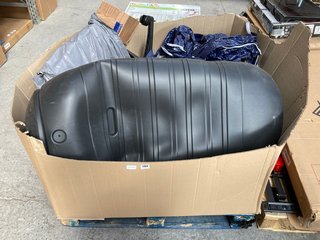 PALLET OF ASSORTED ITEMS TO INCLUDE LARGE GARDEN WATER BUTT IN BLACK: LOCATION - A7 (KERBSIDE PALLET DELIVERY)