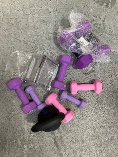 QTY OF ASSORTED GYM WEIGHTS AND V GRIP PULLDOWN ATTACHMENT: LOCATION - AR10