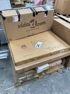 PALLET OF ASSORTED FURNITURE TO INCLUDE VIDAXL 2 DRAWER DESK IN WHITE WOOD: LOCATION - A7 (KERBSIDE PALLET DELIVERY)